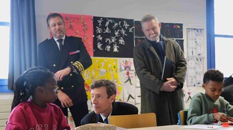 Edouard Geffray ministre de l'éducation en visite d'école avec le recteur d'académie